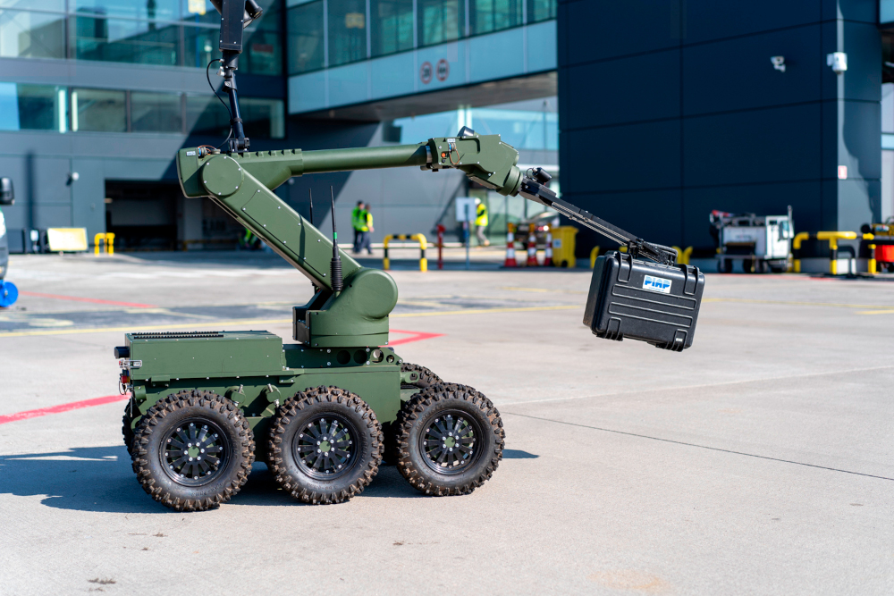 Robot pirotechniczny na płycie lotniska. Fot. MOSG
