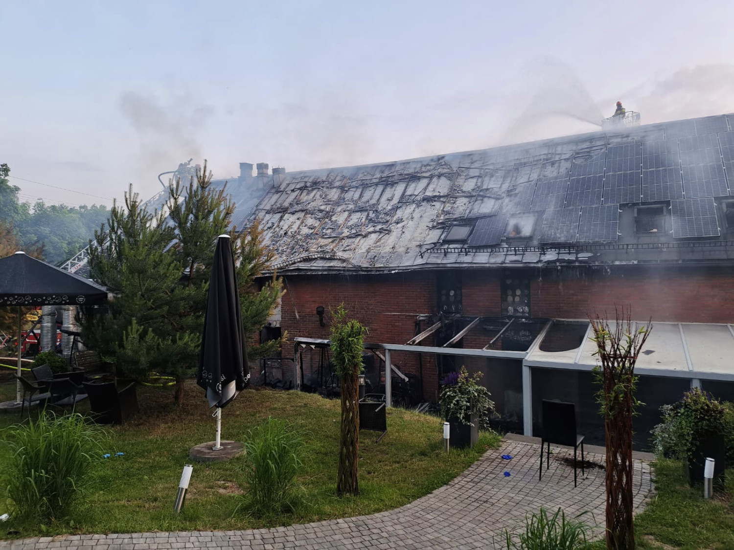 Pożar budynku dwukondygnacyjnego. Fot. asp. Szymon Bizewski / Komenda Miejska Państwowej Straży Pożarnej w Gdyni