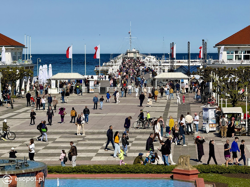 Molo w Sopocie pełne turystów podczas majówki w 2025 roku. Fot. esopot.pl