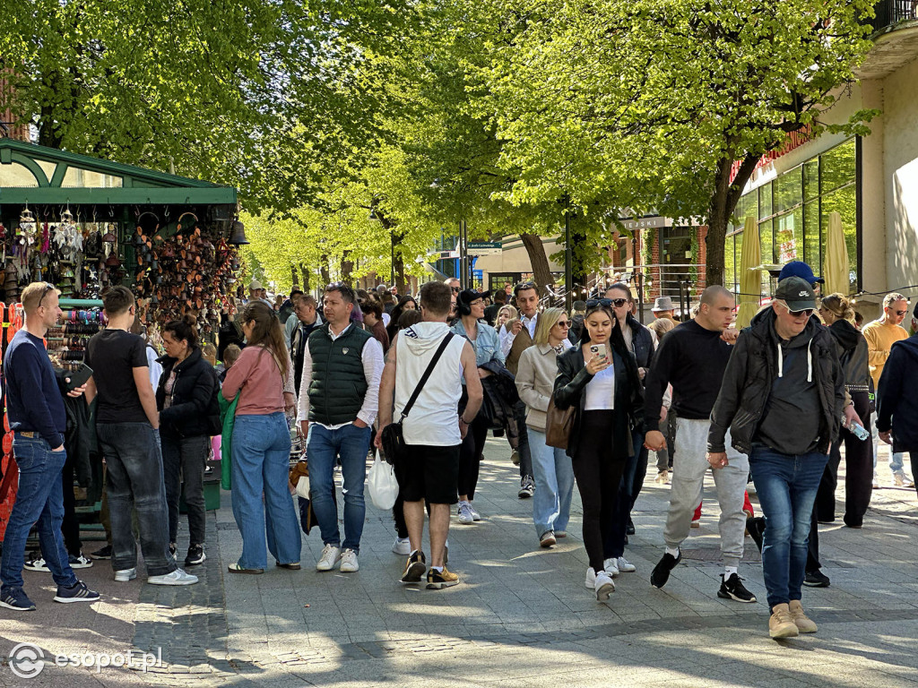 Turyści stojący przy stoiku z ceramiką i pamiątkami na ul. Bohaterów Monte Cassino podczas majówki w 2025 roku. Obok widać również licznych spacerowiczów. Fot. esopot.pl