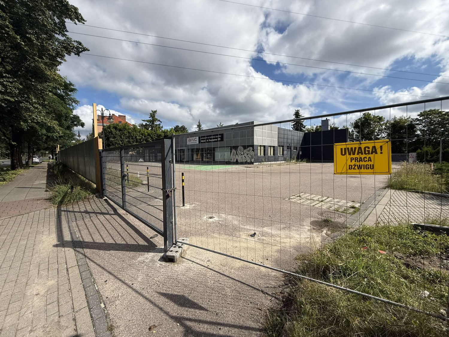 Prace budowlane obejmą swoim zasięgiem również działkę, na której mieścił się salon samochodowy BAIC. Fot. esopot.pl