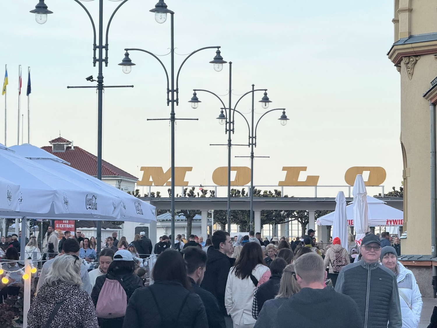 Tak prezentuje się obecny napis przy bramie prowadzącej na molo.