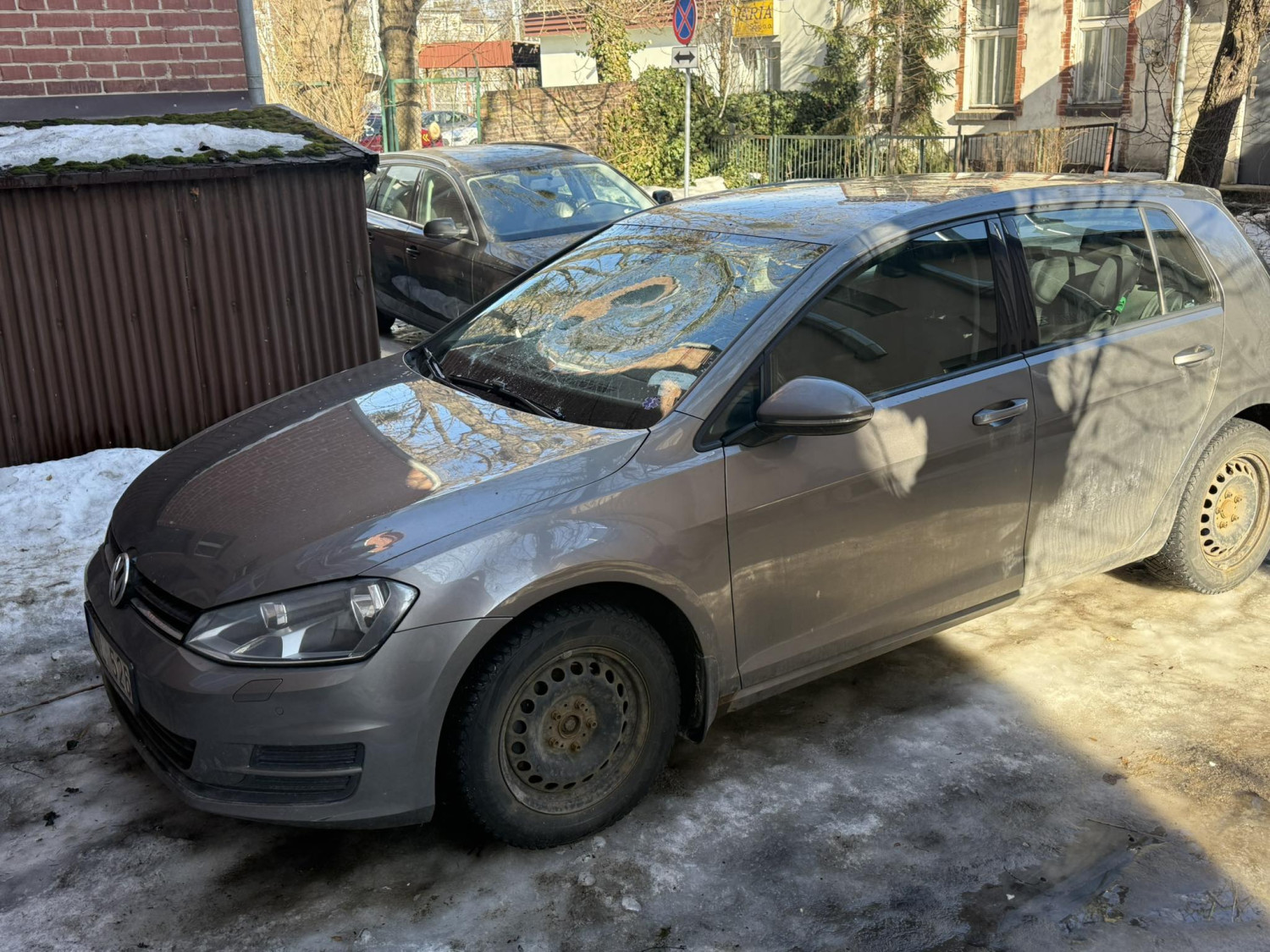 Jeden z uszkodzonych samochodów przy Al. Niepodległości 825. Fot. esopot.pl