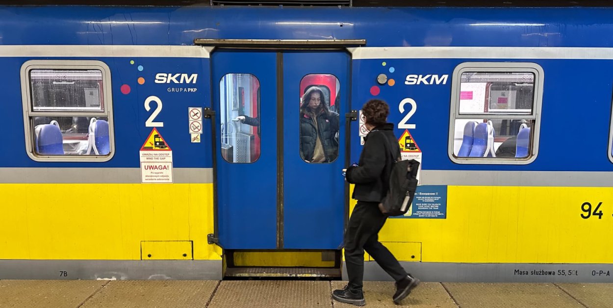Mężczyzna przy zamkniętych drzwiach składu Szybkiej Kolei Miejskiej w Trójmieście. Fot. esopot.pl