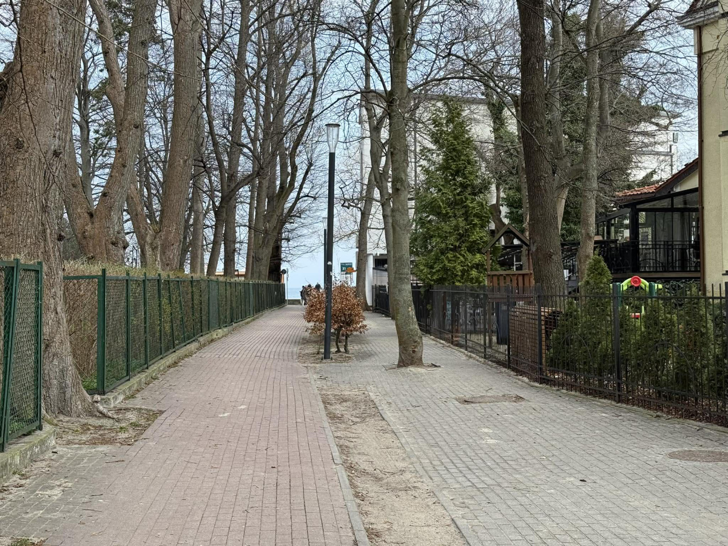 Dojście do wejścia nr 31 w Sopocie (stan na kwiecień 2026 r.). To między innymi tutaj będzie przebiegała promenada budowana w ramach nowej inwestycji. Fot. esopot.pl