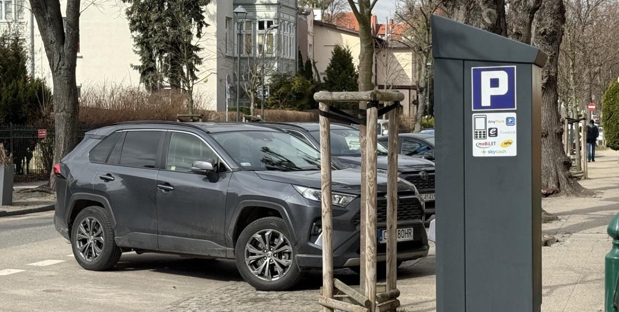 Samochody zaparkowane przy jednej z ulic w Sopocie. Fot. esopot.pl