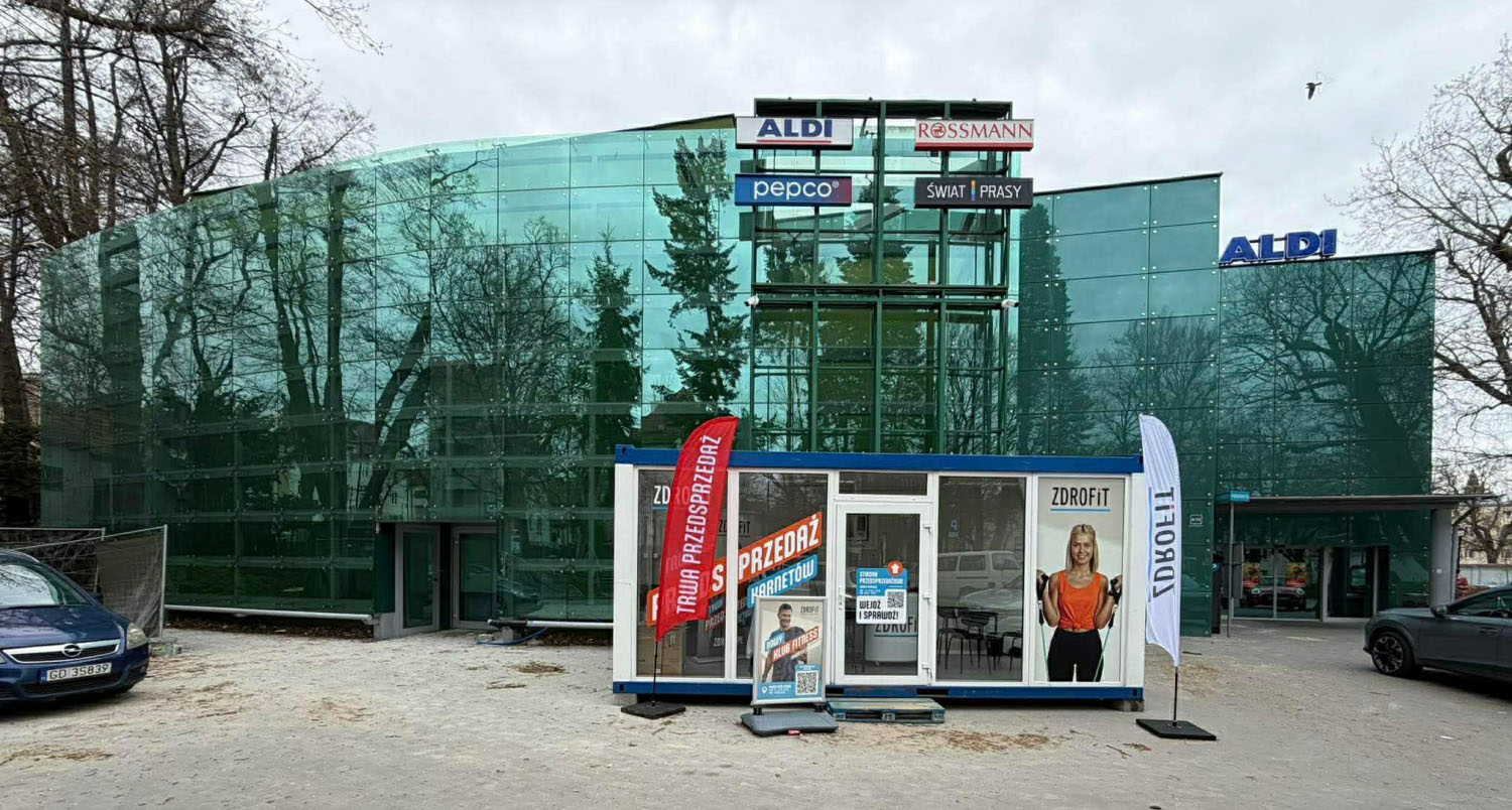 Punkt przedsprzedaży karnetów przy nowo powstającym klubie Zdrofit w Sopocie. Fot. esopot.pl