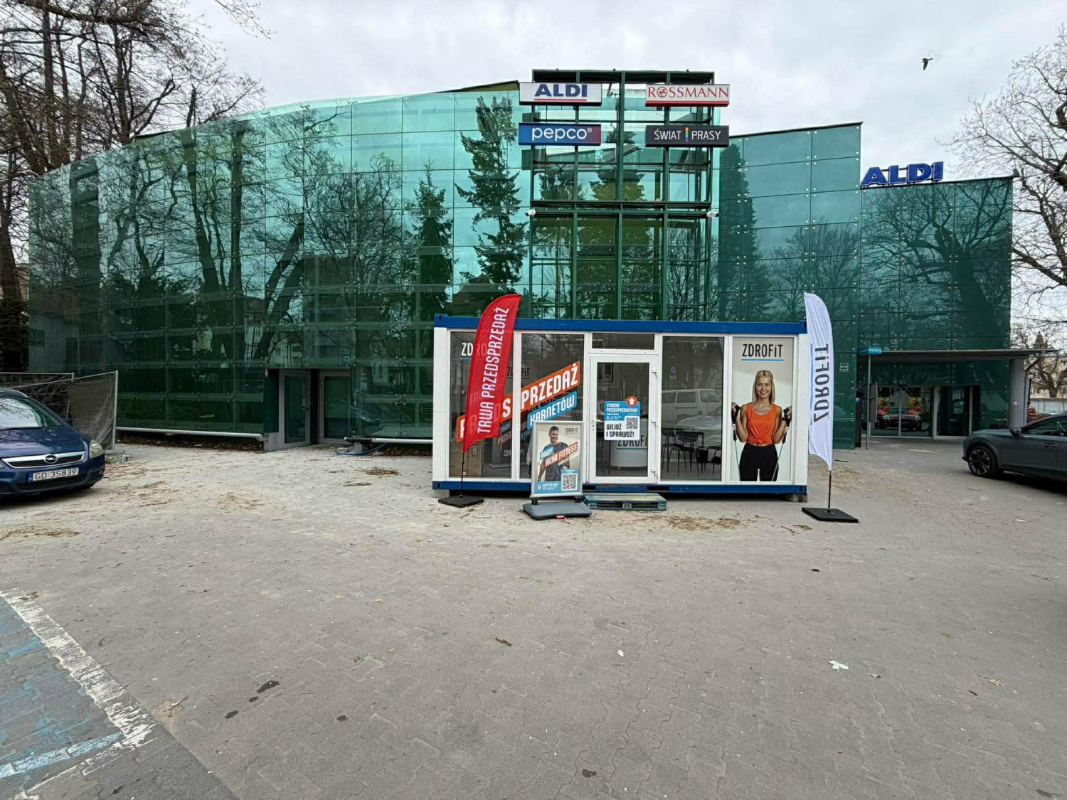 Punkt przedsprzedaży karnetów przy nowo powstającym klubie Zdrofit w Sopocie. Fot. esopot.pl