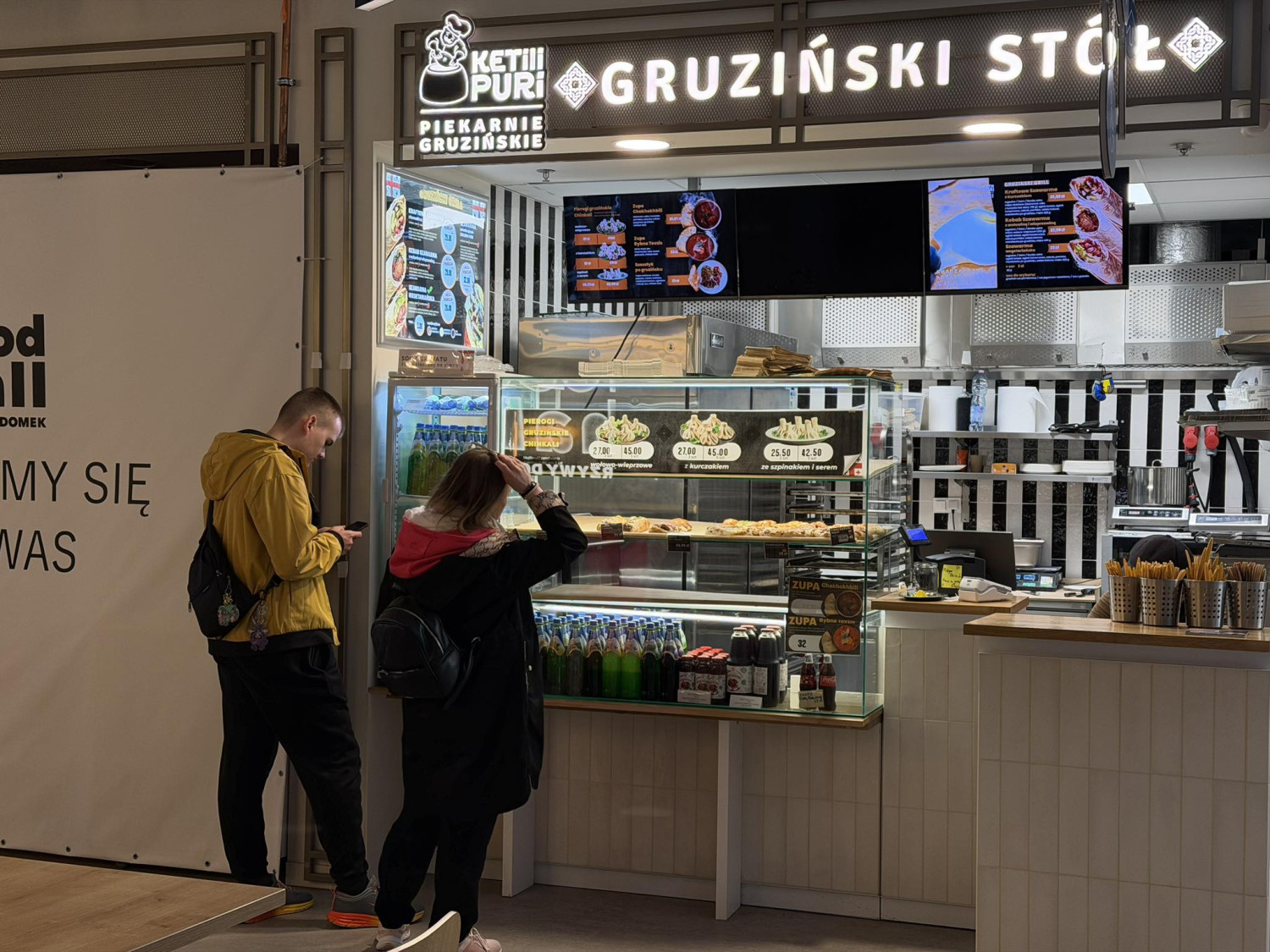 Food hall w Krzywym Domku w Sopocie. Wnętrze. Fot. esopot.pl