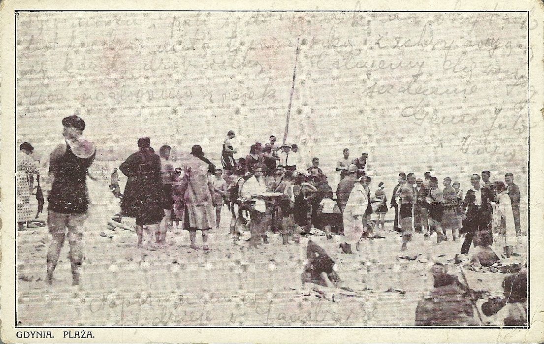 Wypoczynek na plaży w Gdyni Orłowie, lata 30. XX wieku (pocztówka ze zbiorów autorki)