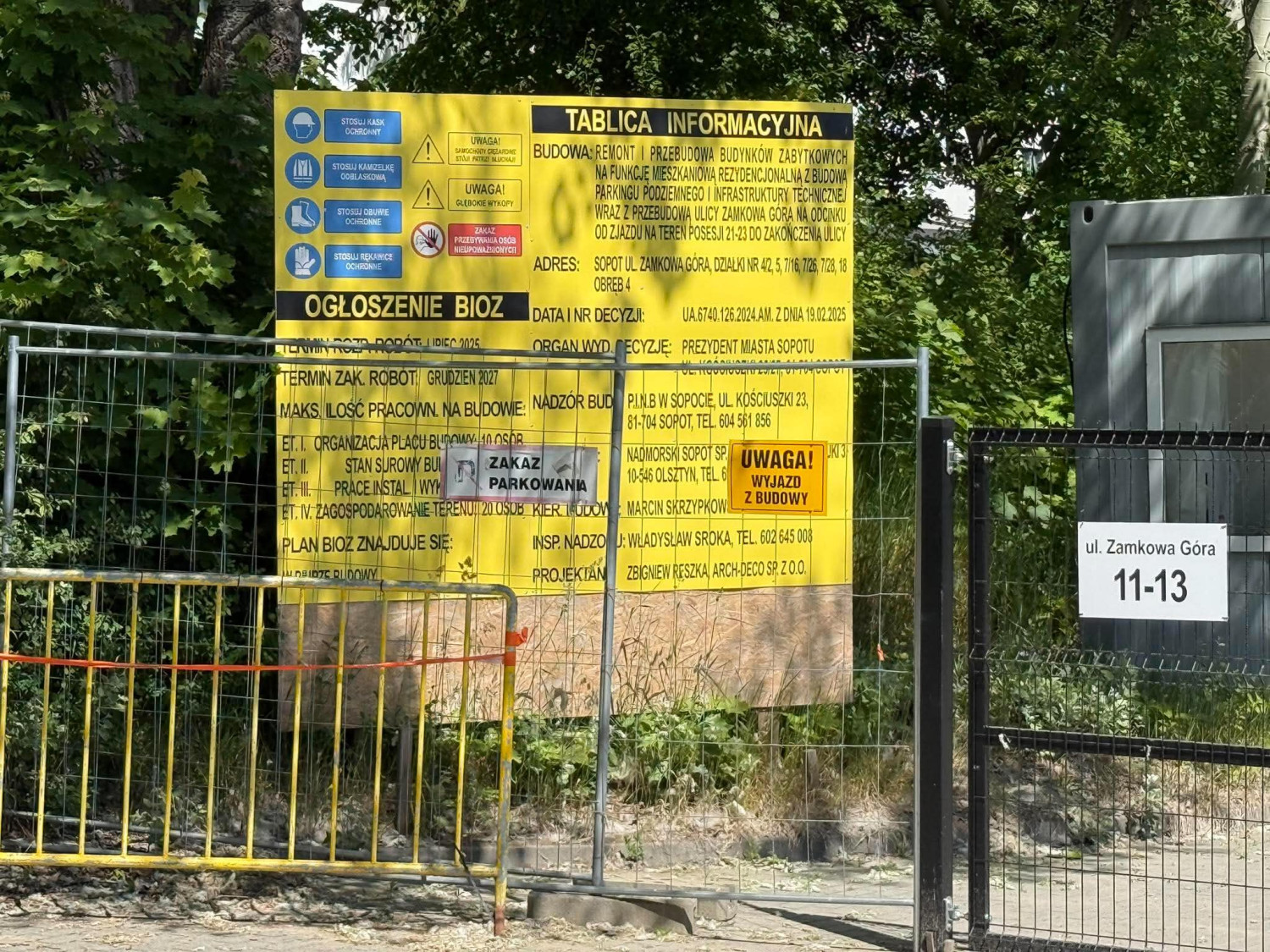 Tablica informująca o inwestycji przy ul. Zamkowa Góra w Sopocie.