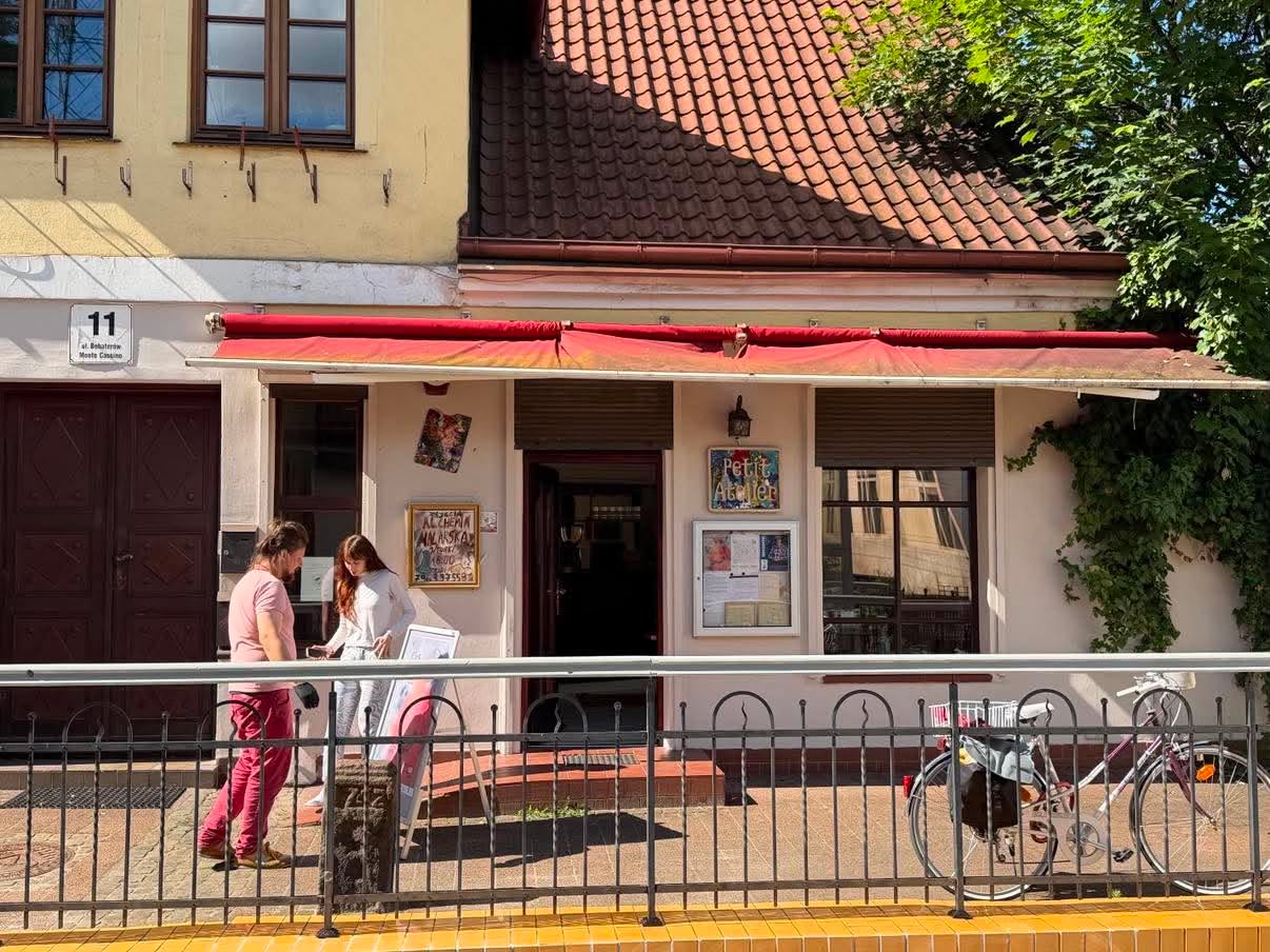 To właśnie tutaj działalność rozpocznie kawiarnia Petit Cafe Luis. Fot. esopot.pl. W okręgu logo kawiarni (materiały prasowe).