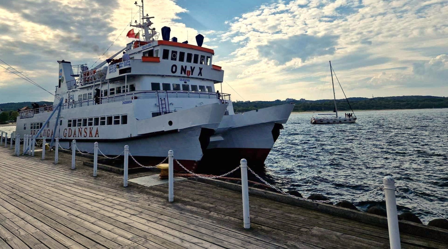 Katamaran Onyks zacumowany przy molo w Sopocie. Fot. Esopot.pl
