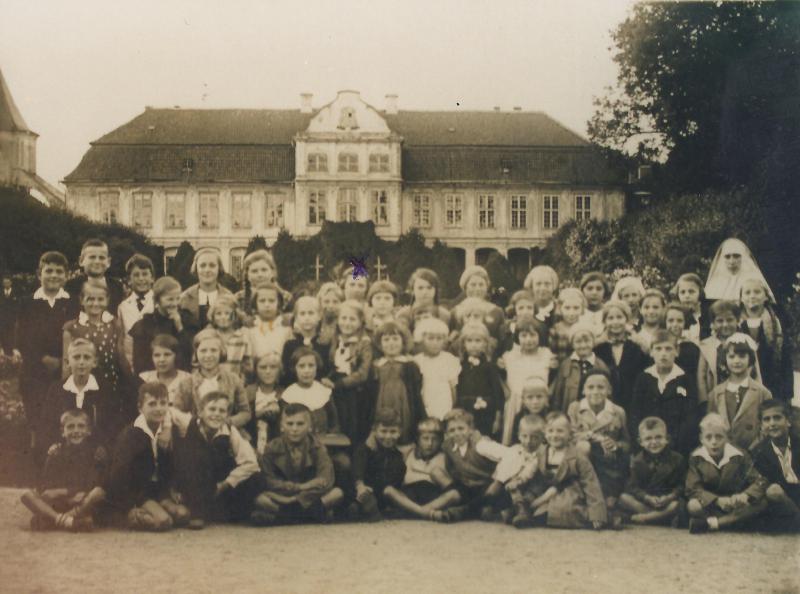 Dzieci z sopockiej ochronki na wycieczce w Gdańsku przed Pałacem Opatów, Gdańsk 1933 r. / Materiały Muzeum Sopotu