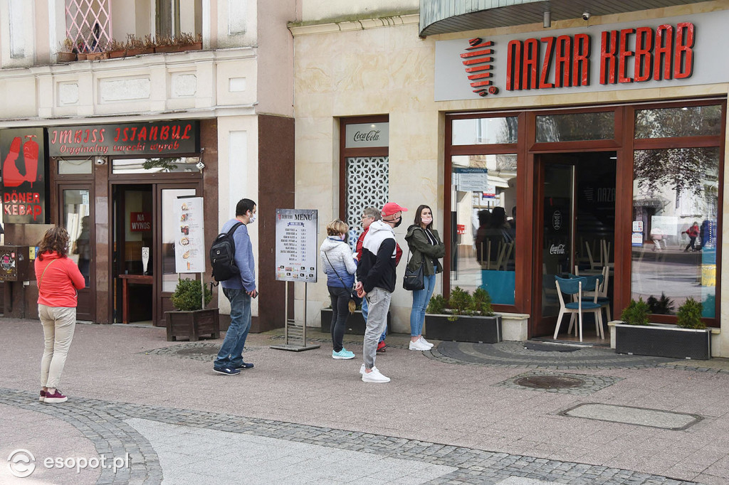 Kolejka do lokalu z kebabem w Sopocie. Majówka, rok 2020. Fot. esopot.pl