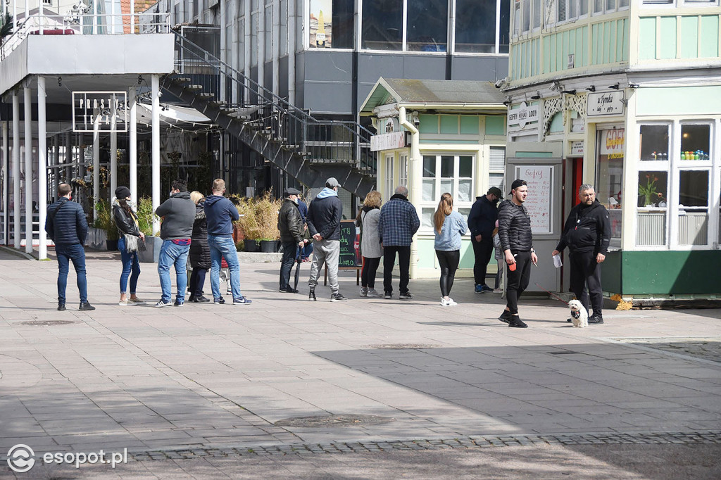 Kolejka po gofry na Placu Przyjaciół Sopotu. Majówka, rok 2020. Fot. esopot.pl