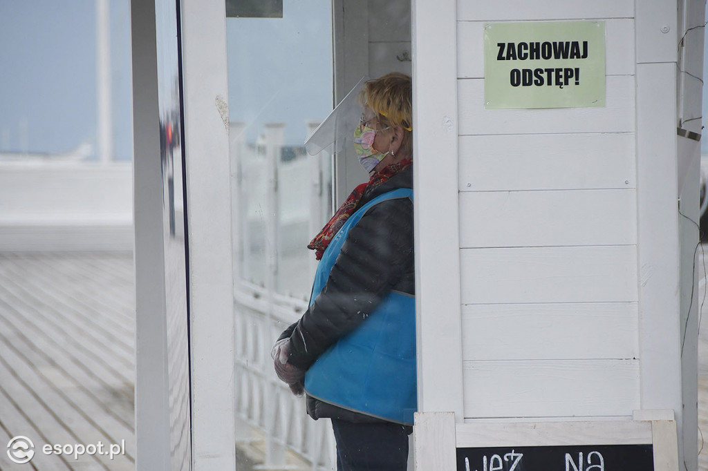 Kontrola biletów na molo w Sopocie. Majówka, rok 2020. Fot. esopot.pl