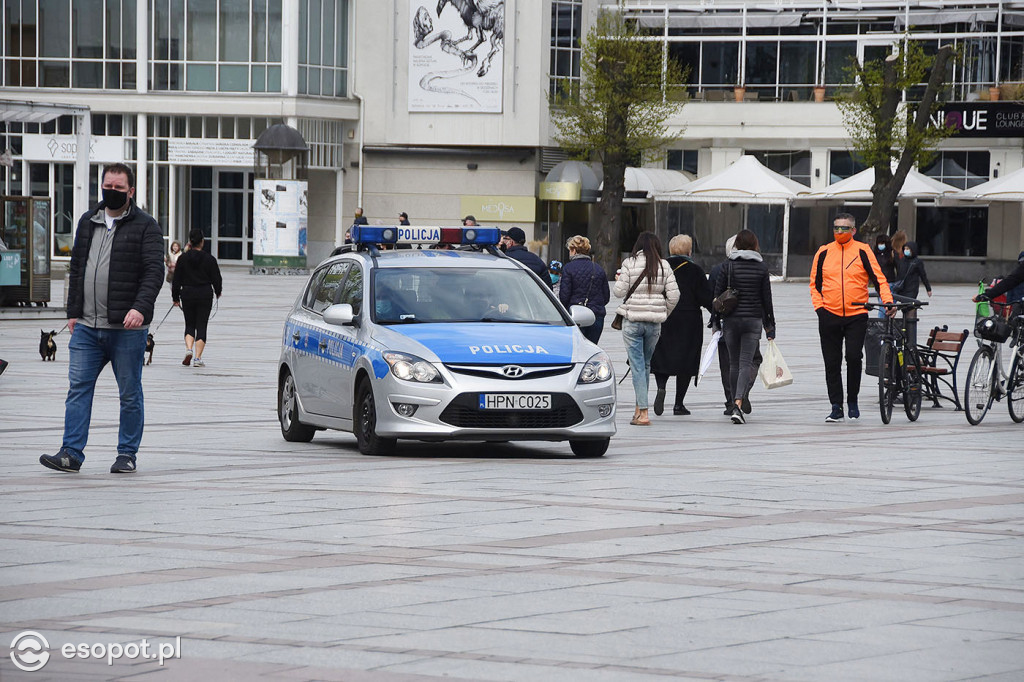 Radiowóz patrolujący Plac Przyjaciół Sopotu. Majówka, rok 2020. Fot. esopot.pl
