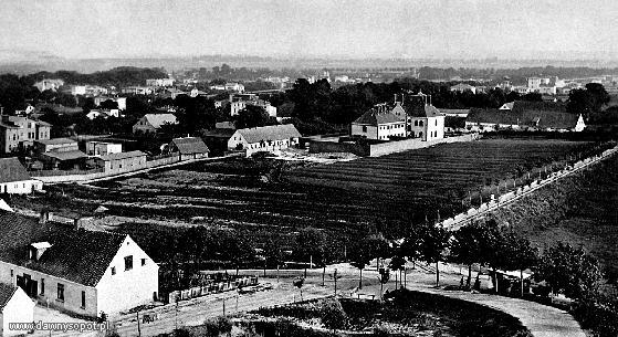 Widok z Królewskiego Wzgórza przed 1901 r., widoczny budynek sądu z więzieniem ukończony w 1893 r., zdjęcie z ok. 1900 r. (BG PAN, TPS) / Źródło: dawnysopot.pl