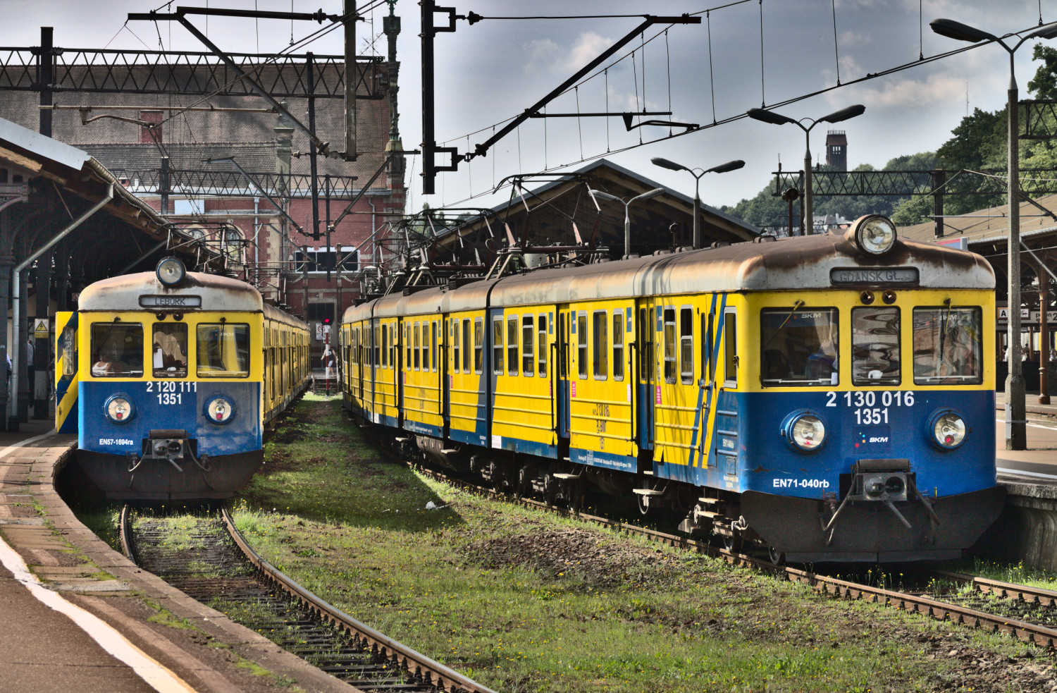  Dwa pociągi SKMu na torach ślepych dworca głównego w Gdańsku: Po lewej EN57-1694 gotowy do odzazdu w kierunku Lęborka, po prawej EN71-040. Fot. Jacek Rużyczka
