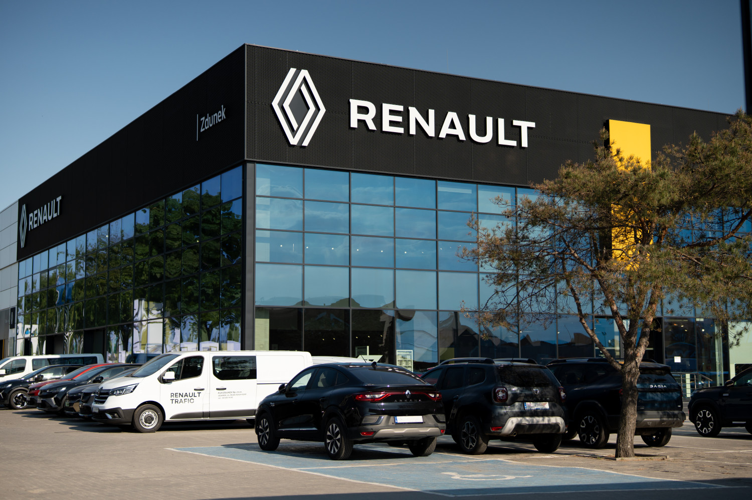 Renault 5 dostępny jest w salonach Renault Zdunek. Salon Renault Zdunek