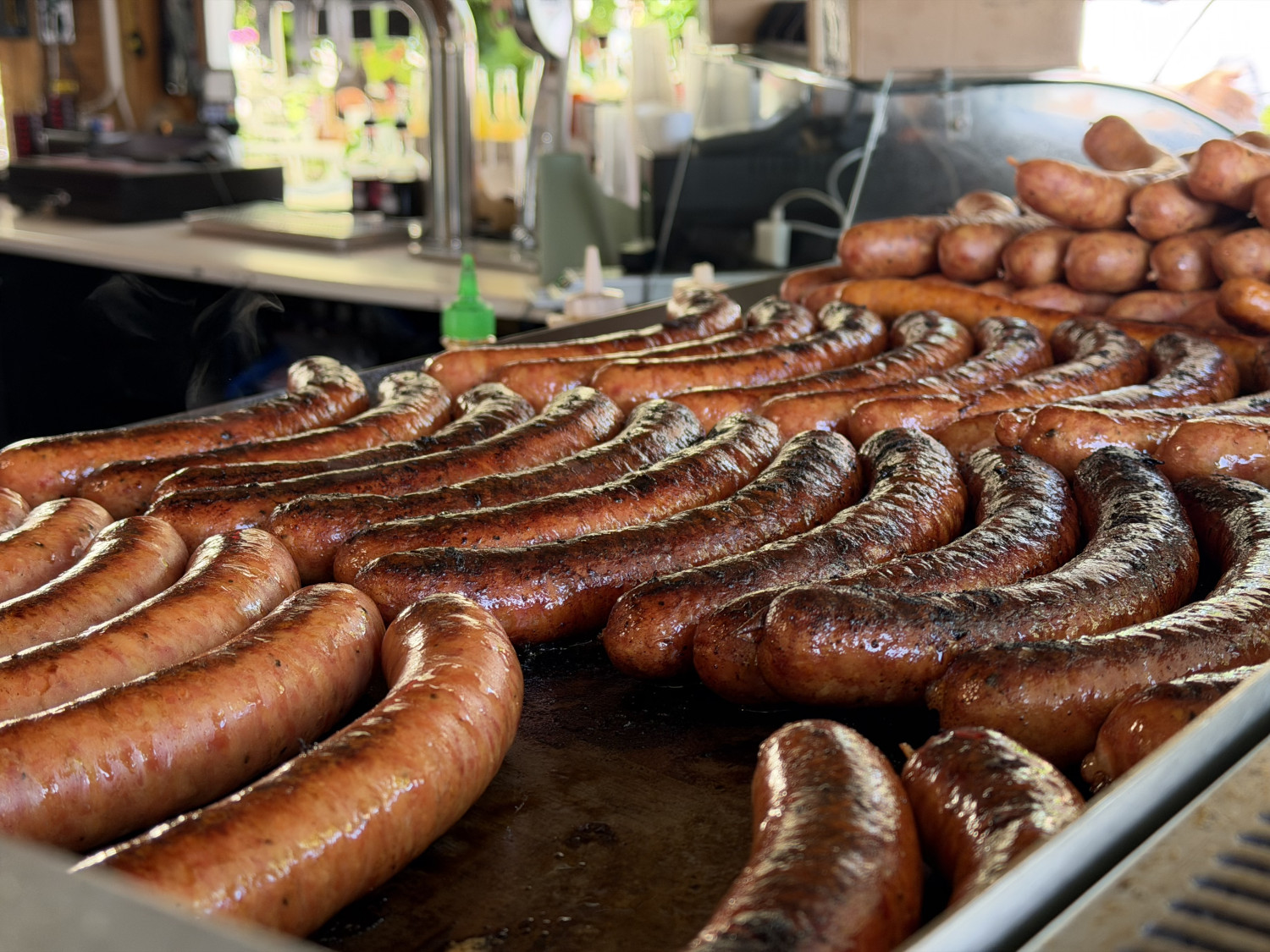 Kiełbasy wykorzystywane do hot dogów. Fot. esopot.pl
