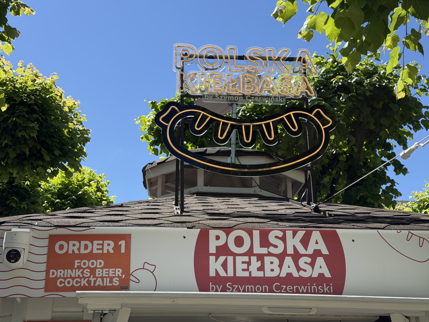 Szyld Polskiej Kiełbasy usytuowany nad okienkiem, przy którym przyjmowane są zamówienia. Fot. esopot.pl