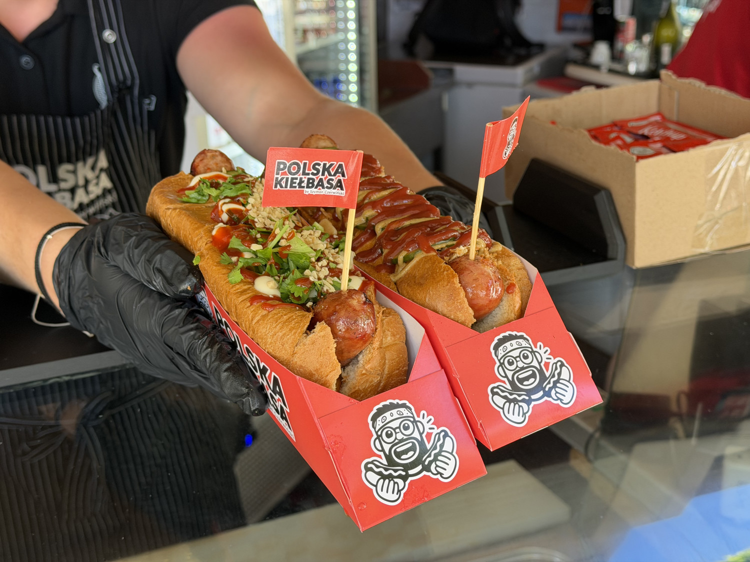 Tak prezentują się hot dogi, które można kupić w Polskiej Kiełbasie na Skwerze Kuracyjnym w Sopocie. Fot. esopot.pl