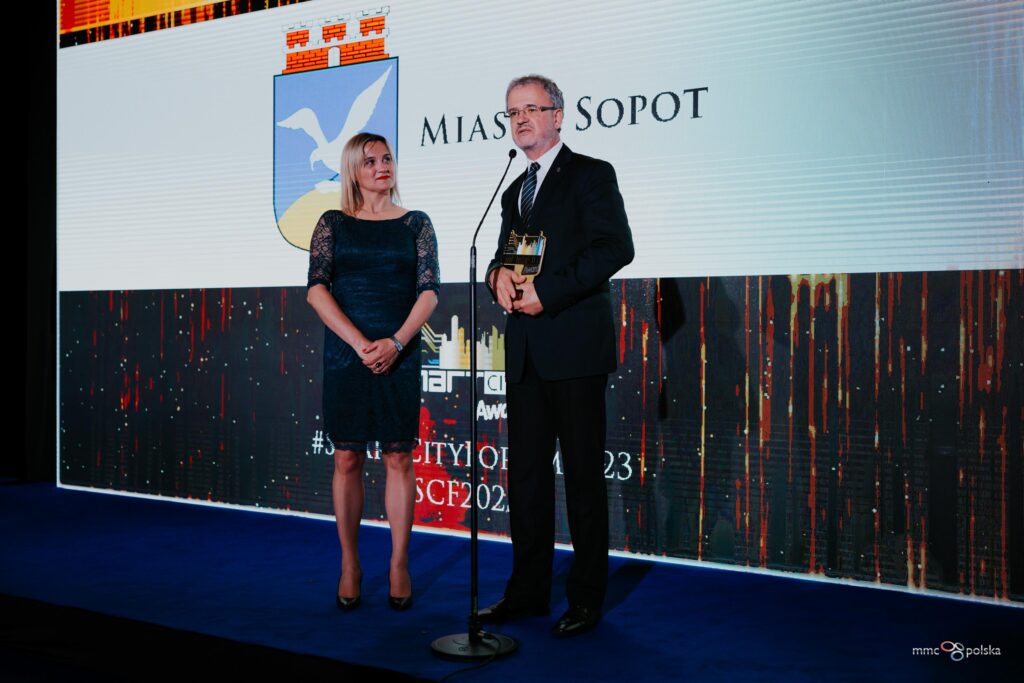 Zdjęcie z gali Smart City: wyróżnienie odbierają Wojciech Zemła, Sekretarz Miasta i Magdalena Cieślik, naczelnik Wydziału Geodezji UM Sopotu. Fot. materiały prasowe organizatora.