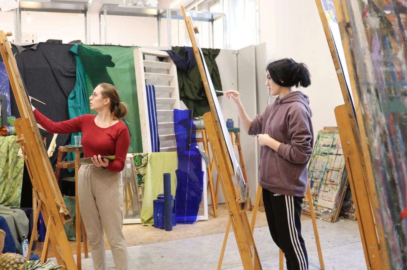 Studenci i studentki kierunków kreatywnych mają do dyspozycji galerię sztuki połączoną z pracownią.