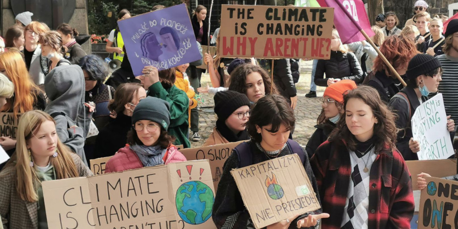 Zdjęcie ilustracyjne. Przedstawia Młodzieżowy Strajk Klimatyczny z 2021 r.