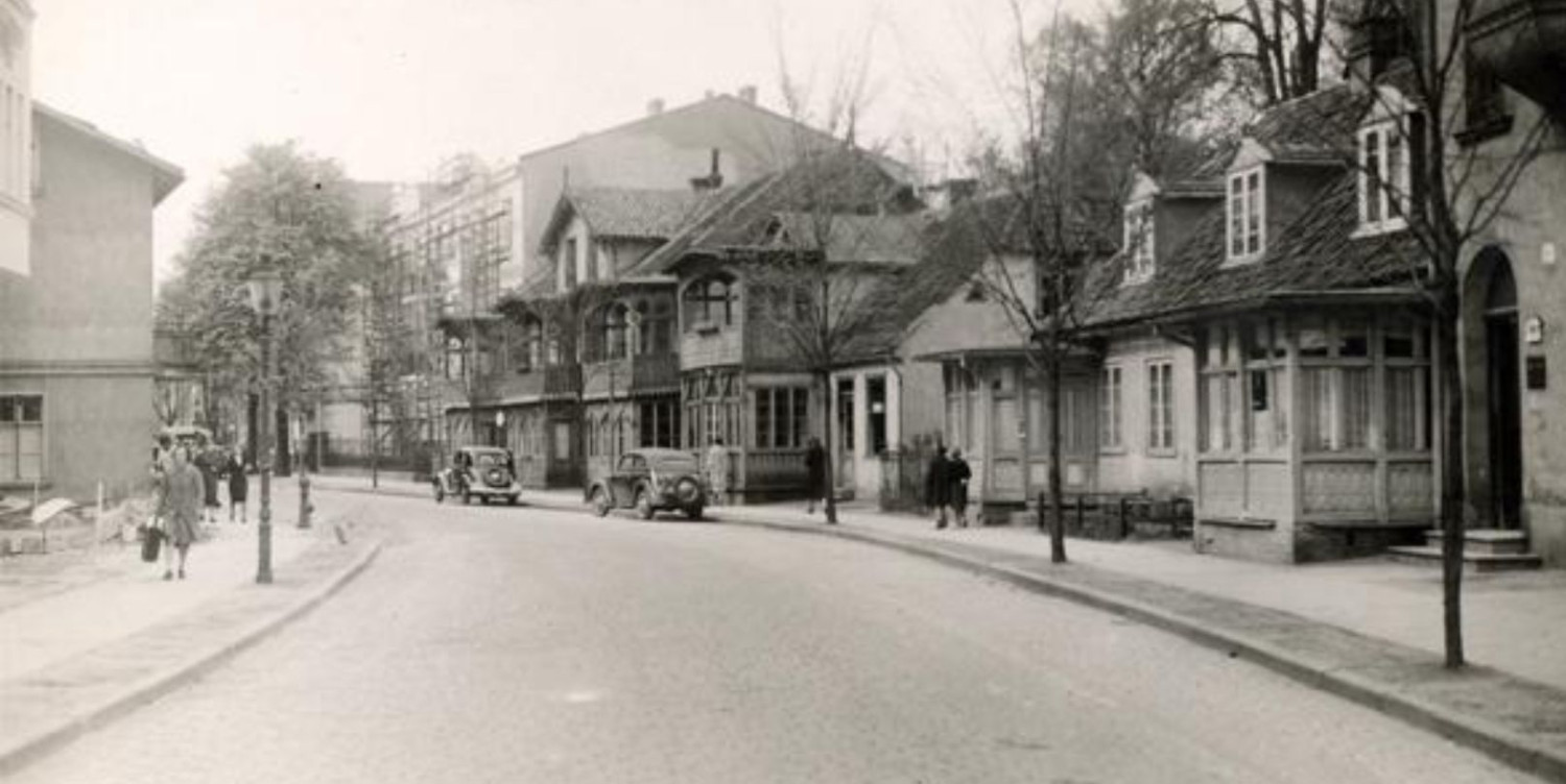 Widok na nieistniejące budynki pensjonatu Dom Polski Wiktora Kulerskiego przy dawnej ul. Południowej, zdjęcie z ok. 1934 r.  (KC, Foto Kirschner, 1934 r.), za: www.dawnysopot.pl.