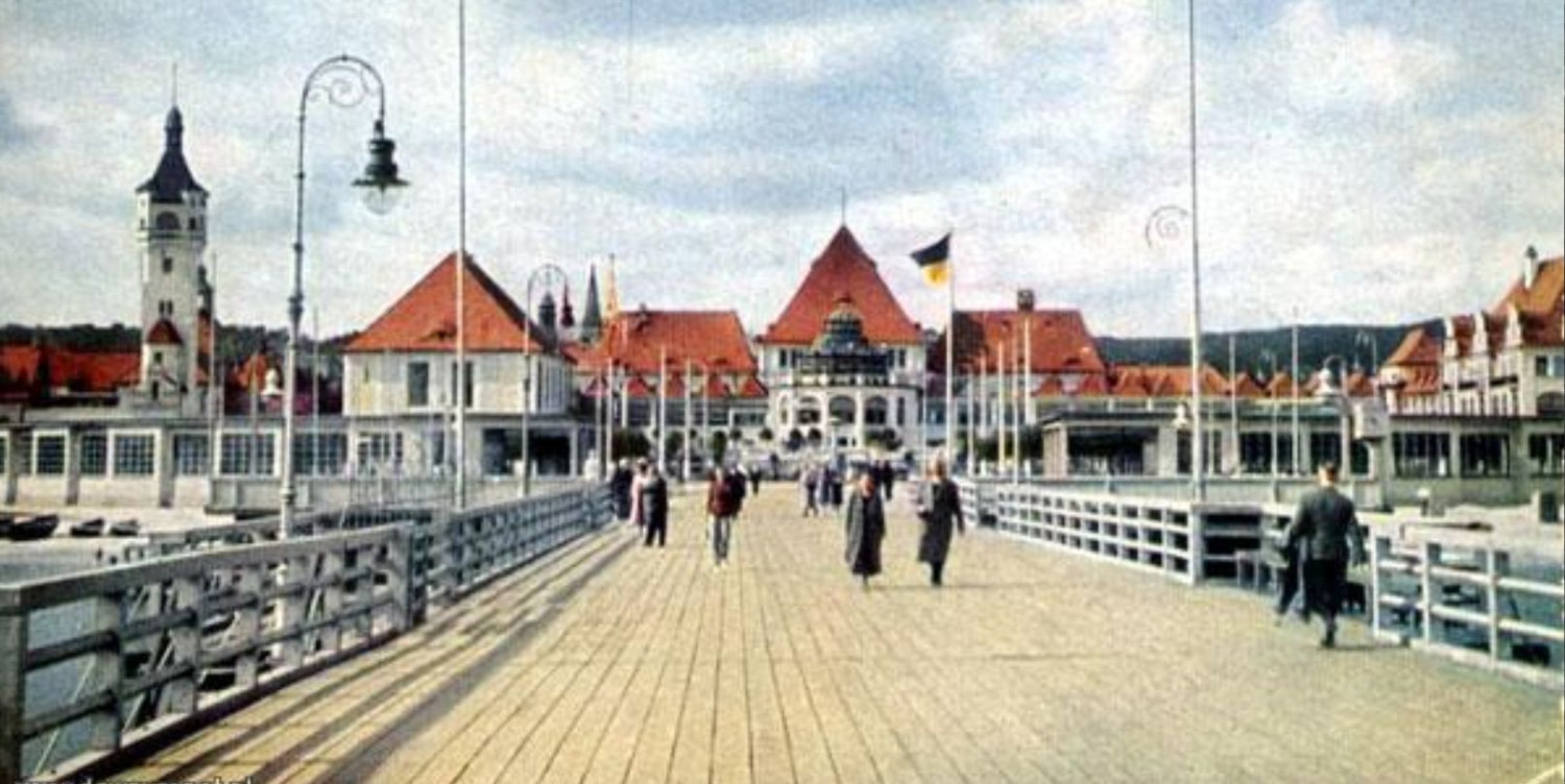 Molo w latach trzydziestych XX w. na kolorowym zdjęciu ukazującym w tle III Dom Zdrojowy, zdjęcie ok. 1930 r.  (BMS PAH), za: www.dawnysopot.pl.
