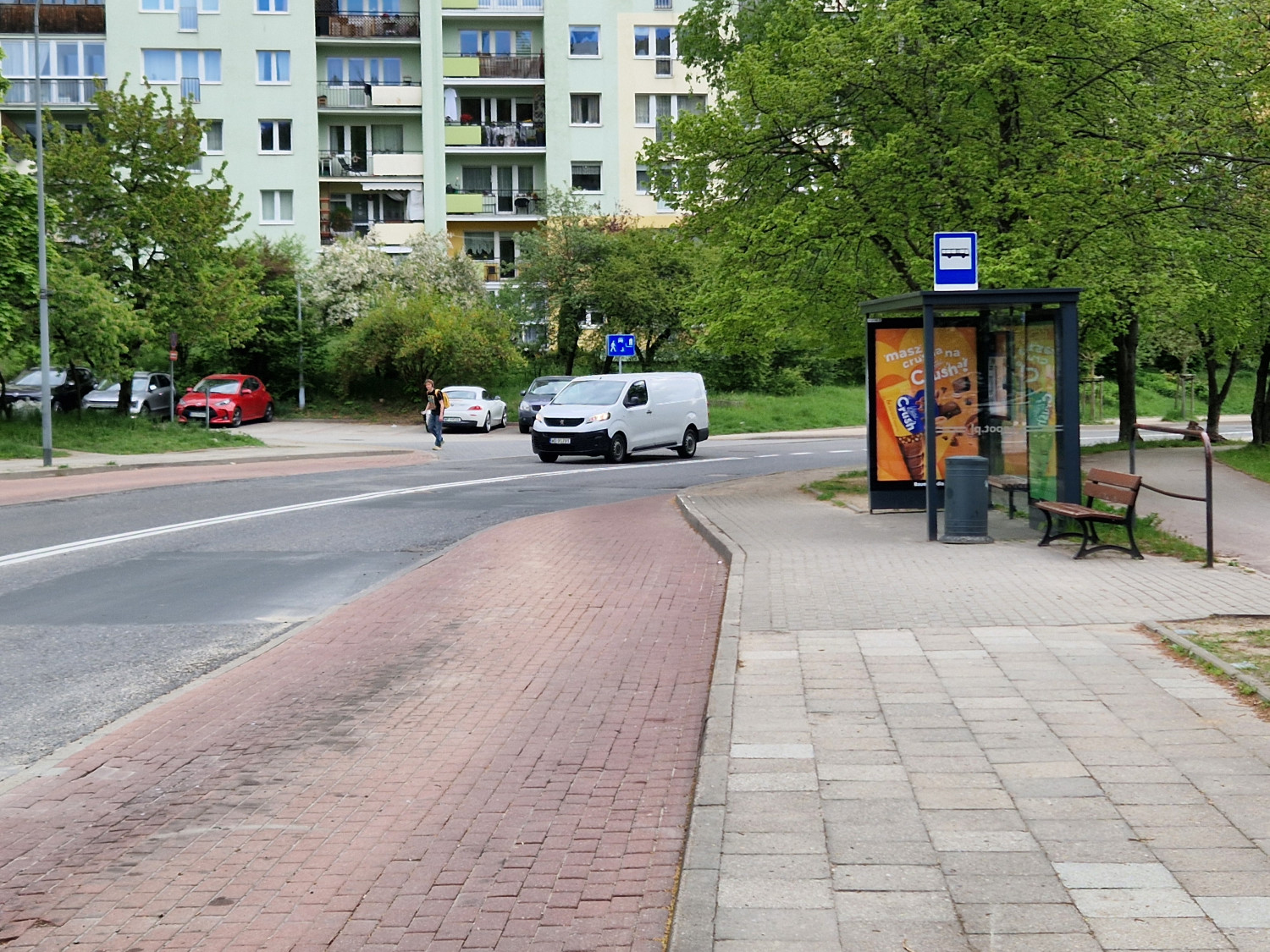 Ul. Kolberga w Sopocie, przystanek autobusowy przy sklepie Merkus. Fot. esopot.pl
