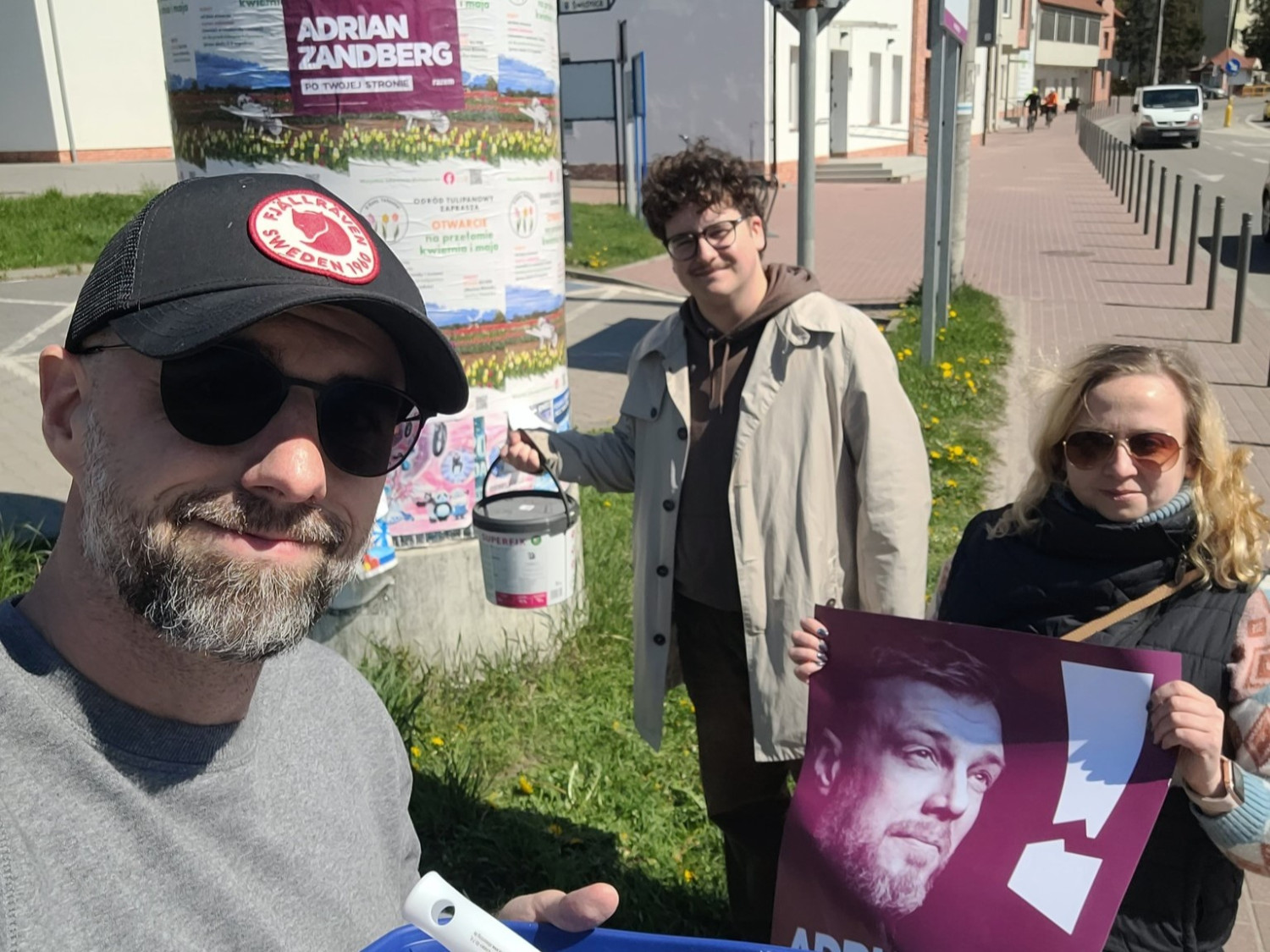 Konrad Kowalski podczas plakatowania na Kaszubach. Materiały prasowe Okręgu Pomorskiego Partii Razem