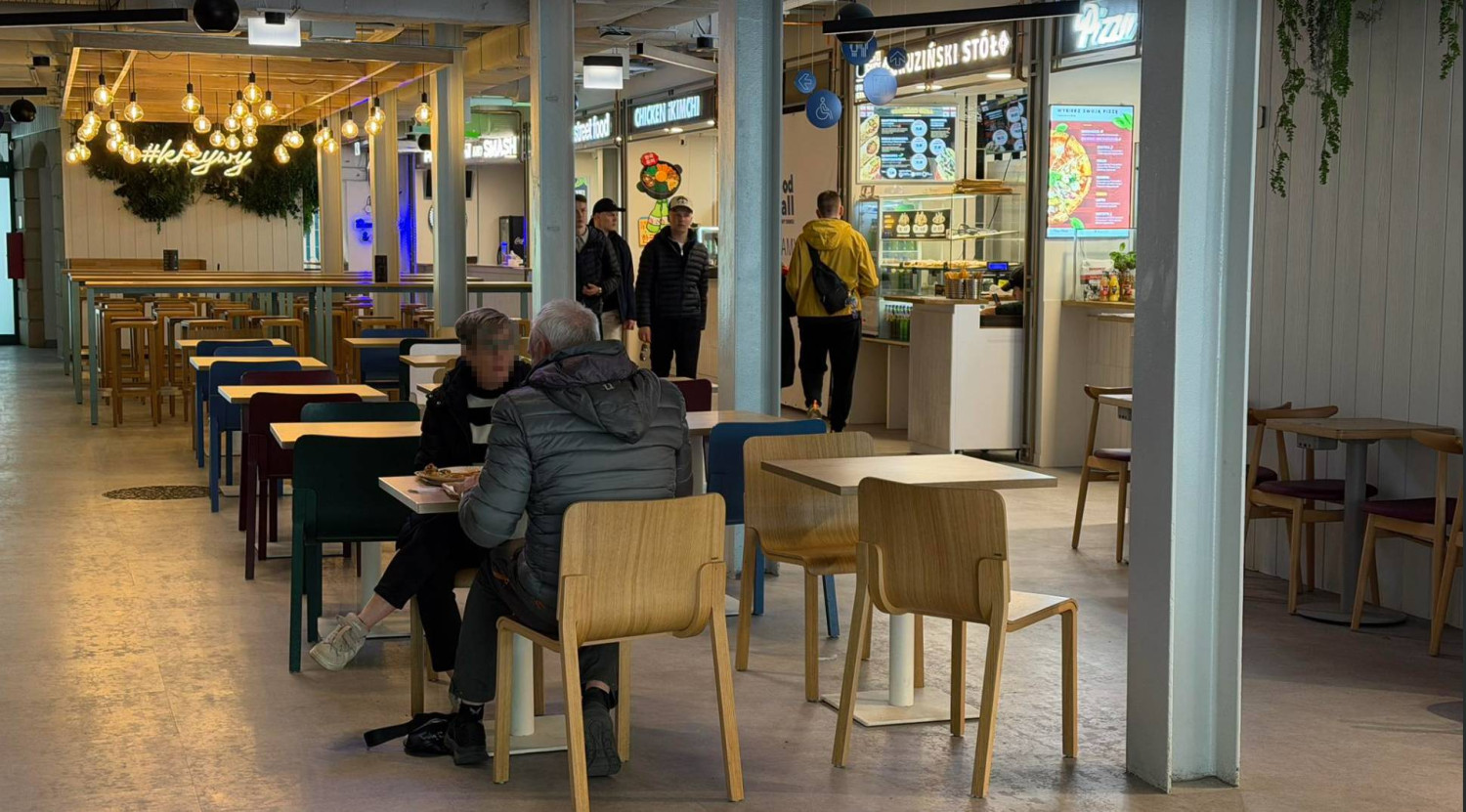 Food hall w Krzywym Domku w Sopocie. Wnętrze. Fot. esopot.pl