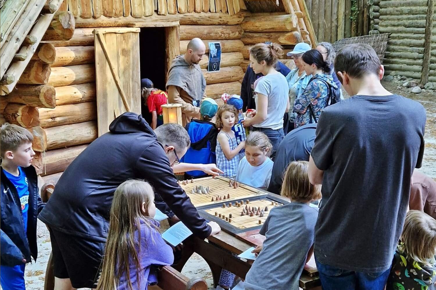 Historyczne gry planszowe na Grodzisku w Sopocie. Ognisko na majdanie Grodziska w Sopocie. Fot. Fot. Muzeum Archeologiczne w Gdańsku - Grodzisko w Sopocie.