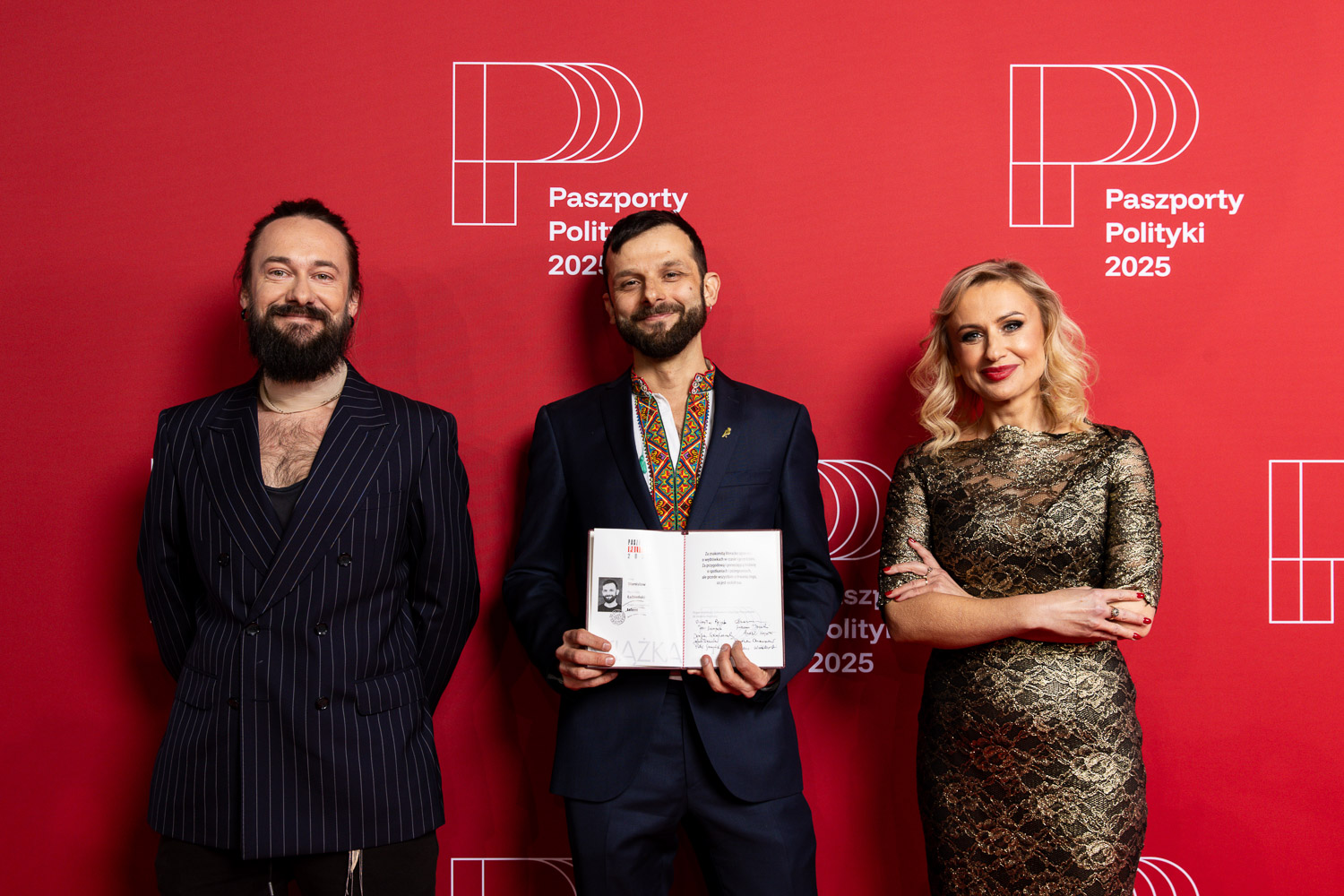 Od lewej: Jul Łyskawa, ubiegłoroczny laureat Paszportu POLITYKI w kat. Książka, Stanisław Łubieński, laureat PP 2025, Justyna Sobolewska, krytyczka literacka Tygodnika „Polityka”. Fot. Adam Stępień. Od lewej: Jul Łyskawa, ubiegłoroczny laureat Paszportu POLITYKI w kat. Książka, Stanisław Łubieński, laureat PP 2025, Justyna Sobolewska, krytyczka literacka Tygodnika „Polityka”. Fot. Adam Stępień.