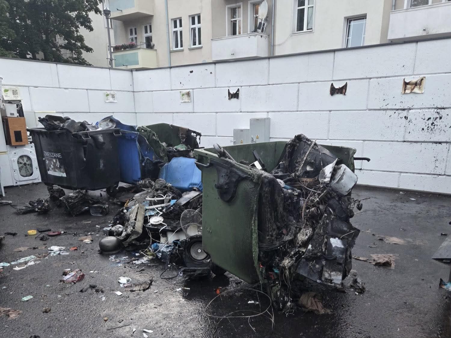 Kontenery na śmieci zniszczone w wyniku pożaru. Fot. materiały własne
