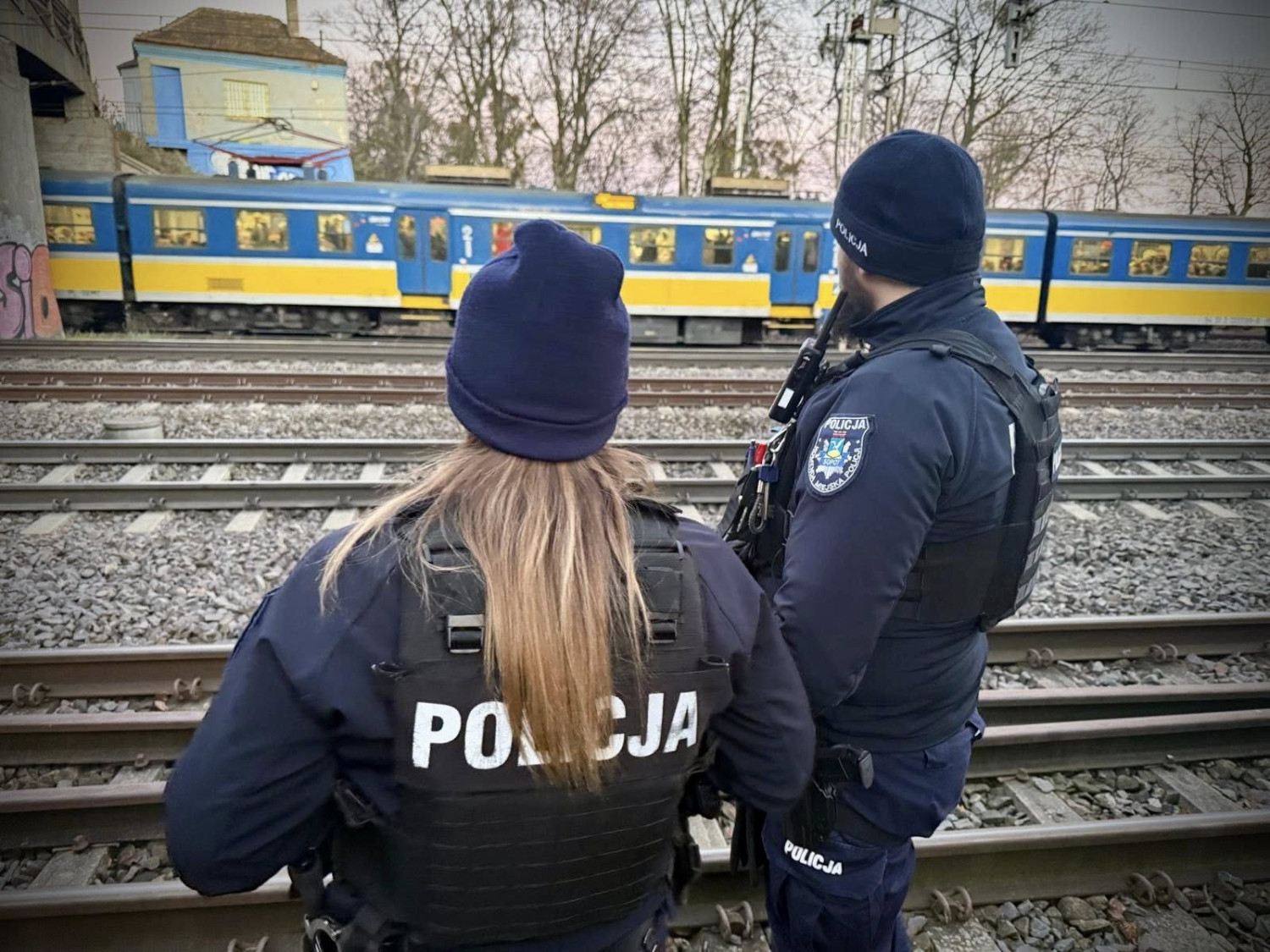 Sopoccy policjanci patrolujący tereny kolejowe. Fot. Komenda Wojewódzka Policji w Gdańsku