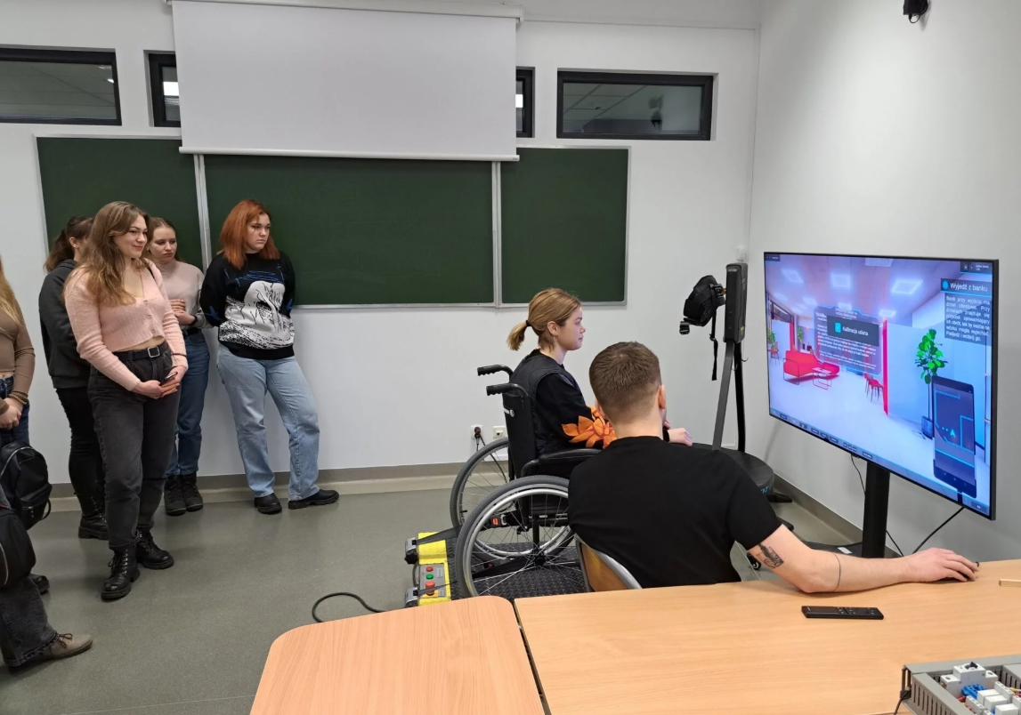 Uczelnia korzysta z profesjonalnych, multimedialnych sal.