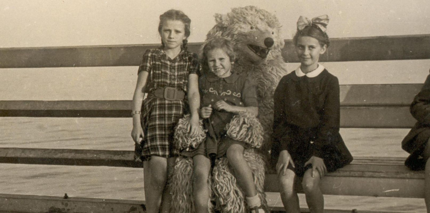 Basia i Janka Bianga z kuzynką na molo, Sopot 1946 r. / Materiały Muzeum Sopotu