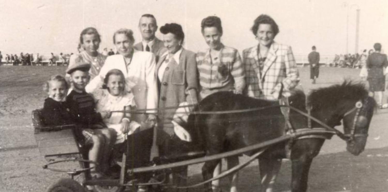 Rodzina Heising na molo, Sopot lata 40. XX w. / Materiały Muzeum Sopotu