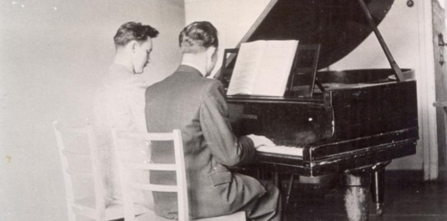 Antoni Poszowski ćwiczy z kolegą, Sopot ul. Grunwaldzka 1953 r. / Materiały Muzeum Sopotu