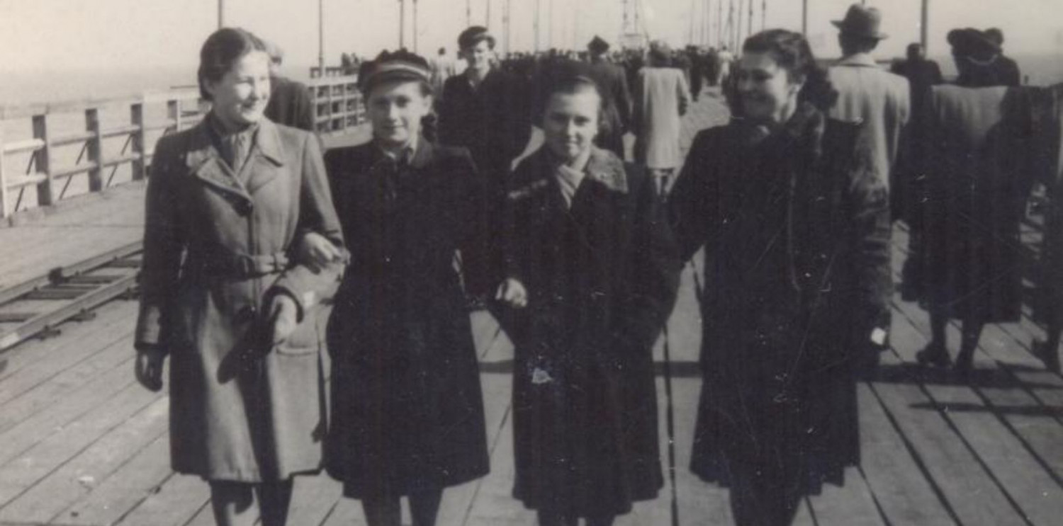Jadwiga Budnik (druga z lewej) z koleżankami na molo, Sopot, l. 50. XX w. / Materiały Muzeum Sopotu
