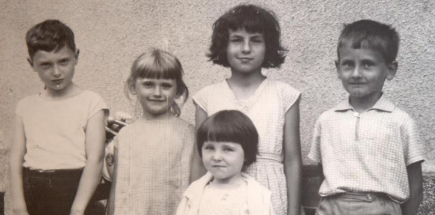 Podwórko na ul. Malczewskiego, Beata Pachnik ( z domu Szwemińska) druga z lewej, Sopot, l. 60. XX w. / Materiały Muzeum Sopotu
