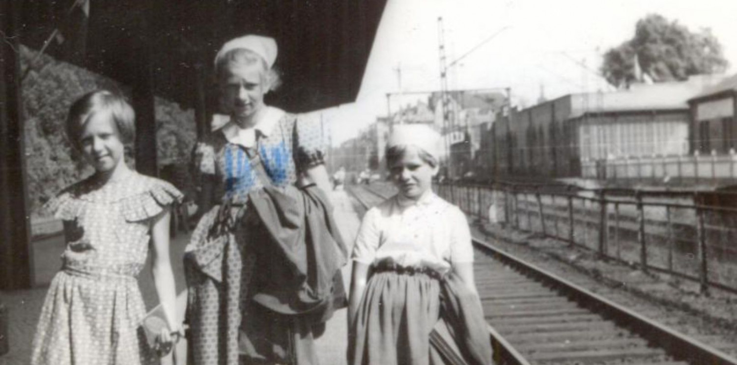 Teresa Misiołek (w środku) z koleżankami Grażyną i Dorotą na dworcu, Sopot lata 50. XX w. / Materiały Muzeum Sopotu