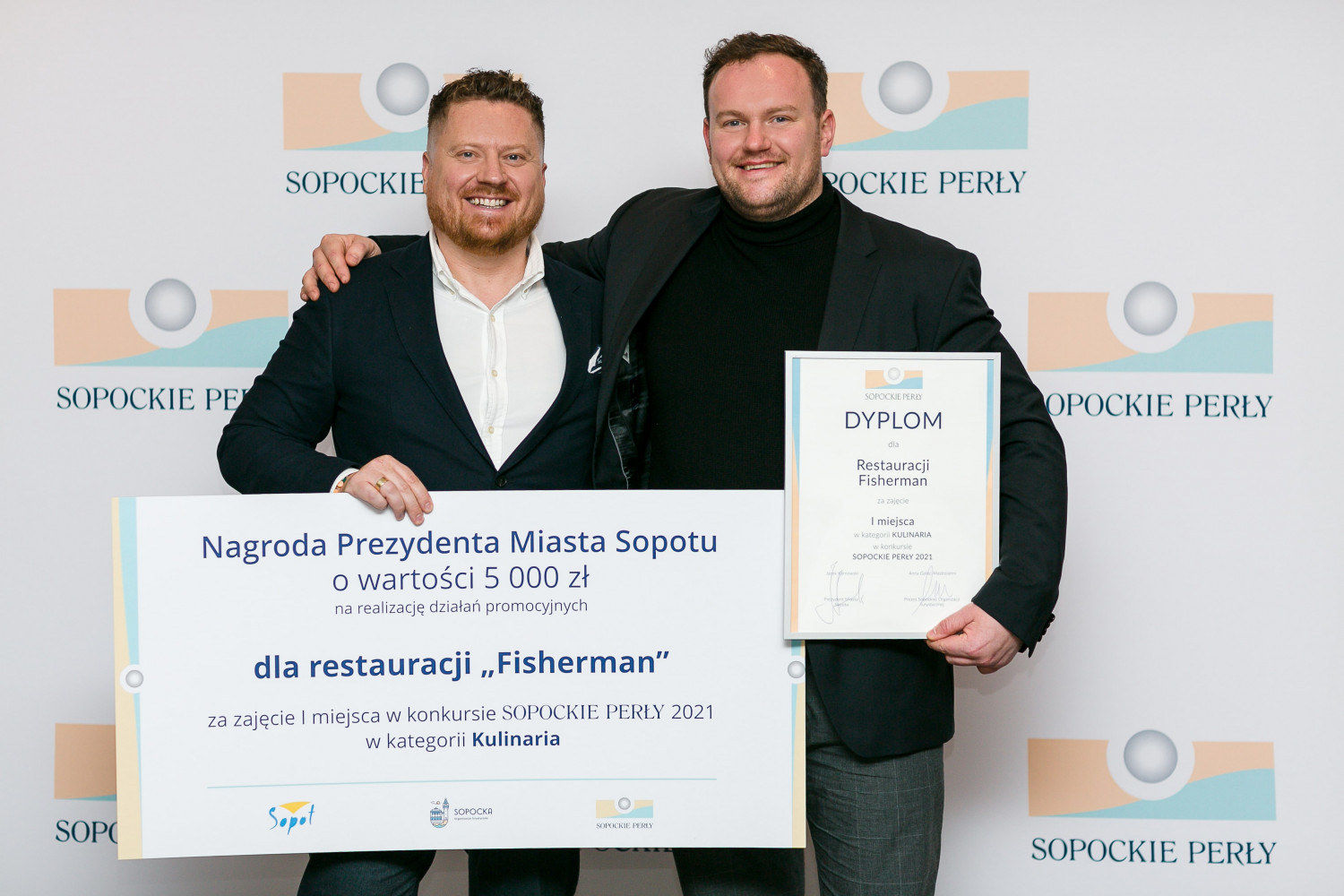 Przedstawiciele restauracji Fisherman, zwycięzcy w kat. Kulinaria - Sopockie Perły 2021. Fot. Julia Michalczewska-Szczęsna