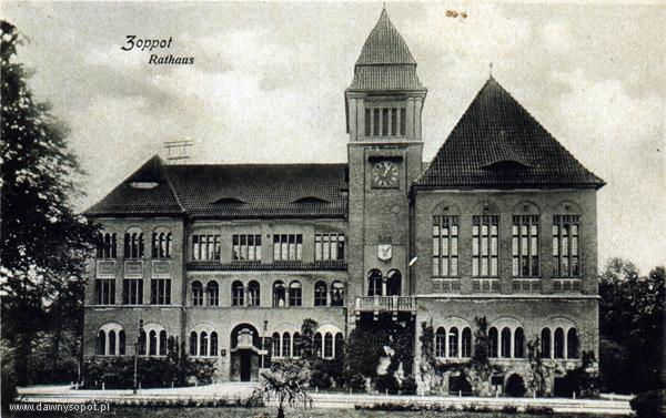 Budynek ratusza miejskiego widziany od frontu, zdjęcie z 1925 r.  (źródło: Sekcja Historyczno-Eksploracyjna Towarzystwa Przyjaciół Sopotu), za: www.dawnysopot.pl.