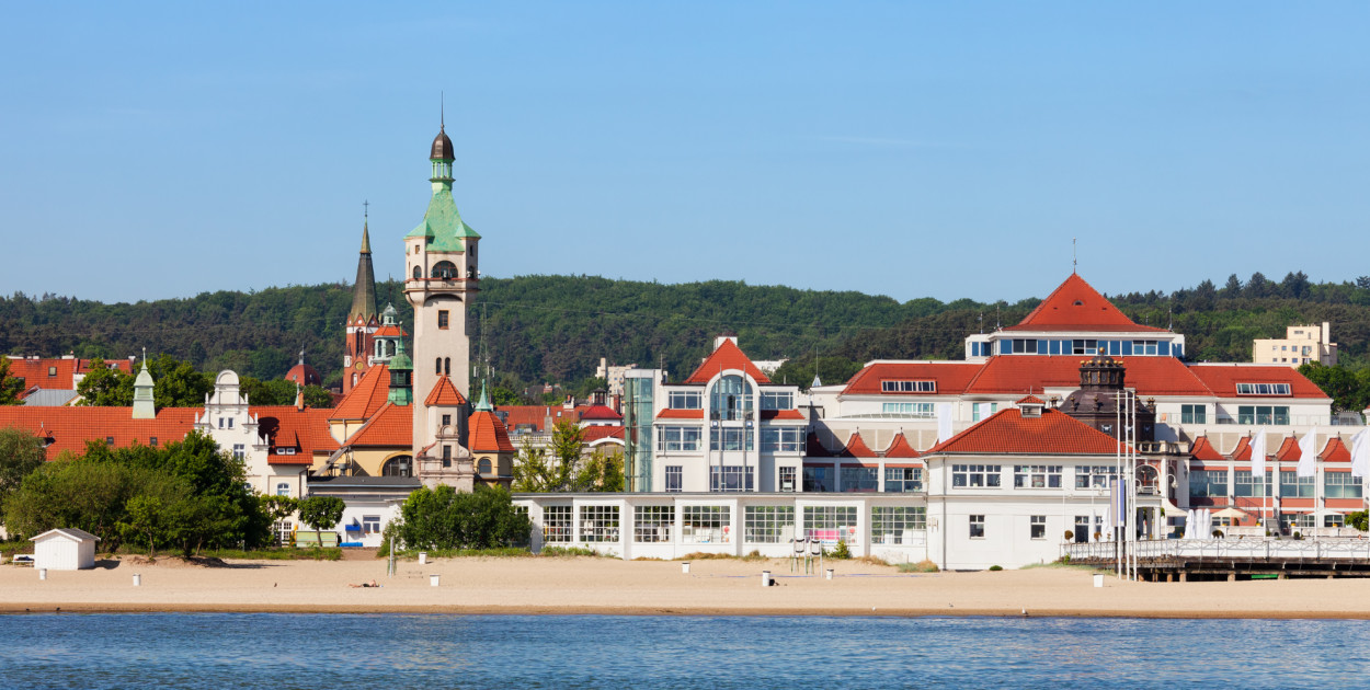 Sopocka plaża w okolicach mola. W tle widok na latarnię morską i Dom Zdrojowy. Fot. Canva Sopocka plaża w okolicach mola. W tle widok na latarnię morską i Dom Zdrojowy. Fot. Canva